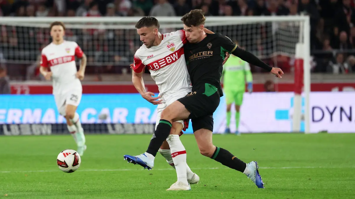Fußball VfB Stuttgart vs. Borussia Mönchengladbach: BAU // Stuttgart, Fußball Bundesliga, 7. Spieltag, VfB Stuttgart vs. Borussia Mönchengladbach , v.l. Ermedin Demirovic (VfB), Lukas Ullrich (Gladbach)