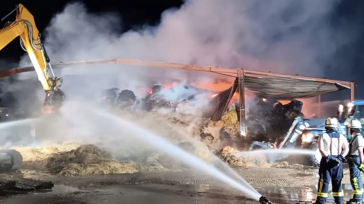 Mehrere Großbrände, das Bild zeigt den Großbrand in Altenheim, Einsatzkräfte
