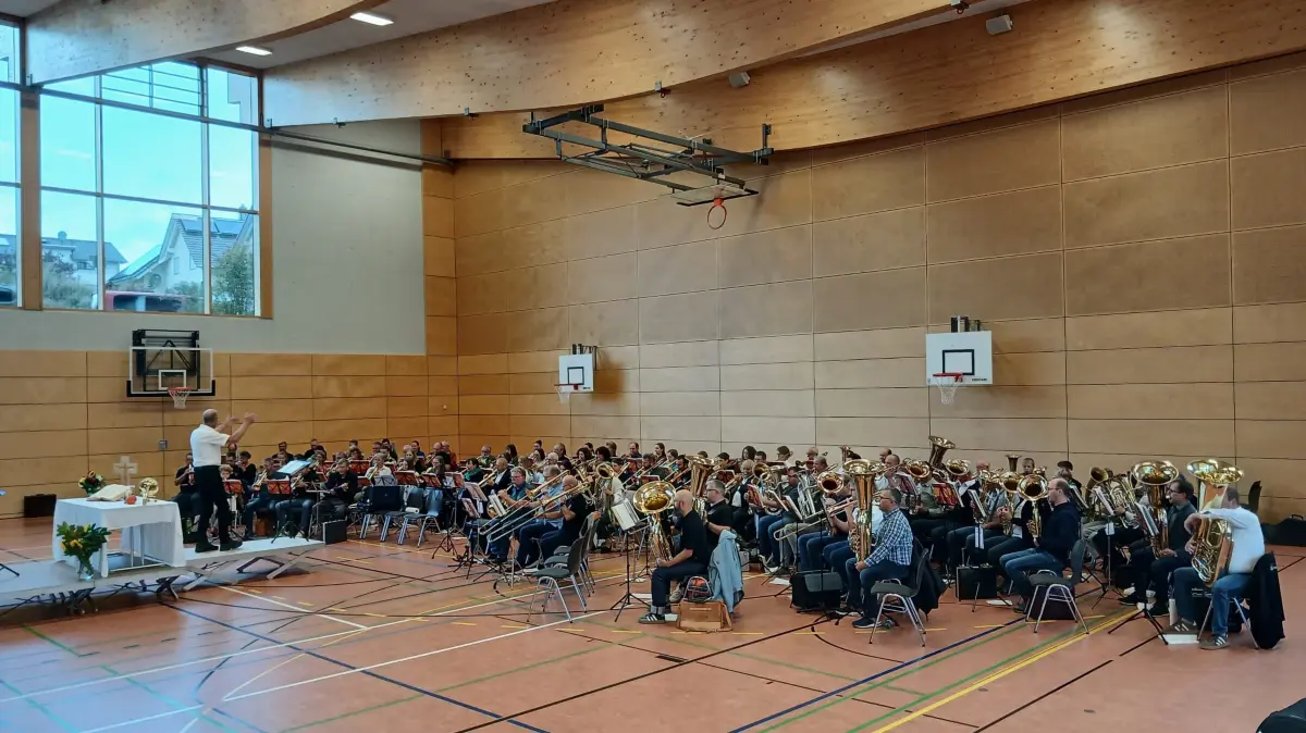 Beim Festgottesdienst in der Albblickhalle spielten rund 120 Bläserinnen und Bläser. Abwechselnd dirigierten Jörg Pfeifle, Alfred Kopp und Berthold Waidelich