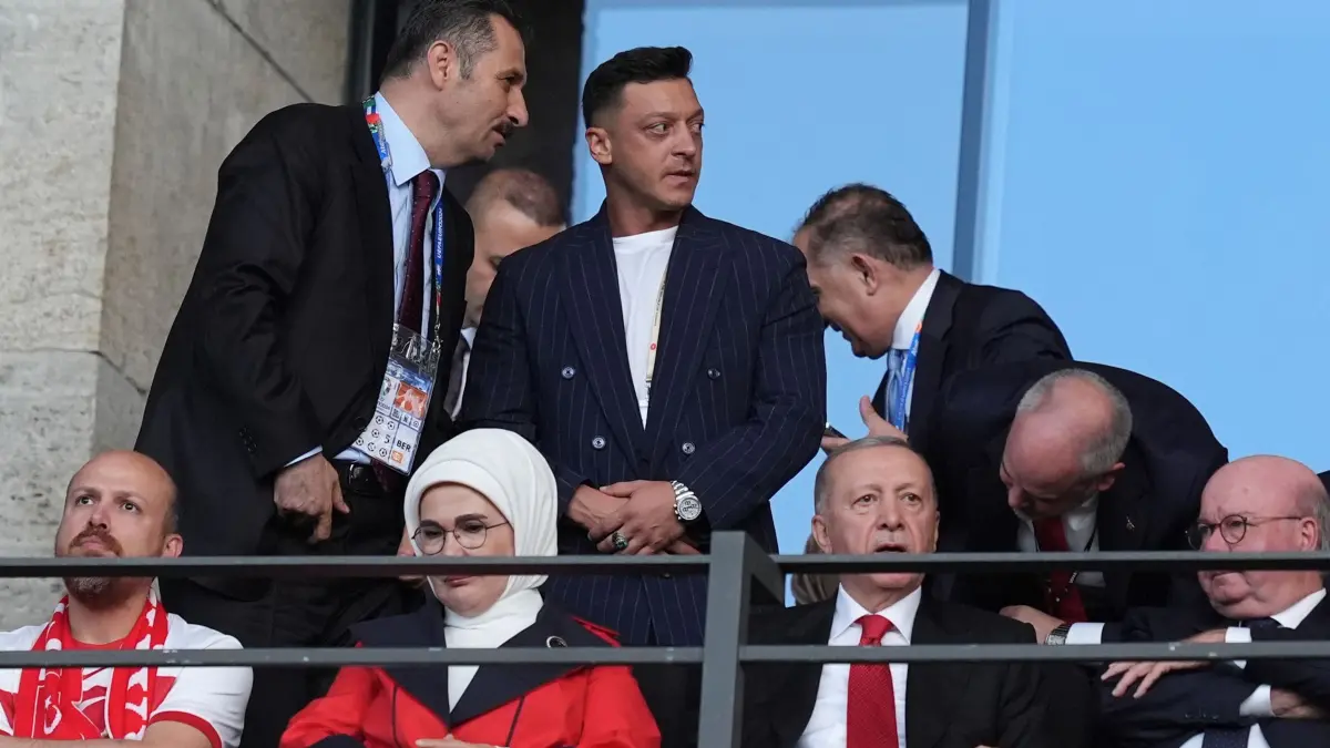 Mesut Özil: Fußball, UEFA Euro 2024, EM, Niederlande - Türkei, Finalrunde, Viertelfinale, Olympiastadion Berlin, Mesut Özil (hinten M), ehemaliger deutscher Nationalspieler, steht auf der Tribüne hinter Recep Tayyip Erdogan (vorne 2.v.r), Präsident der Türkei, und dessen Frau Emine Erdogan (vorne 2.v.l). (zu dpa: «Özil will Aufhebung von Fußball-Sanktionen gegen Russland»)
