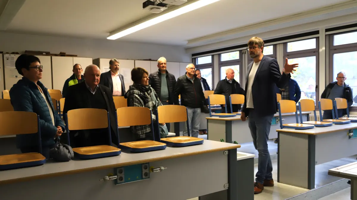 Schulleiter Oliver Kiefer demonstriert den Gemeinderatsmitgliedern den traurigen Ist-Zustand der naturwissenschaftlichen Fachräume.