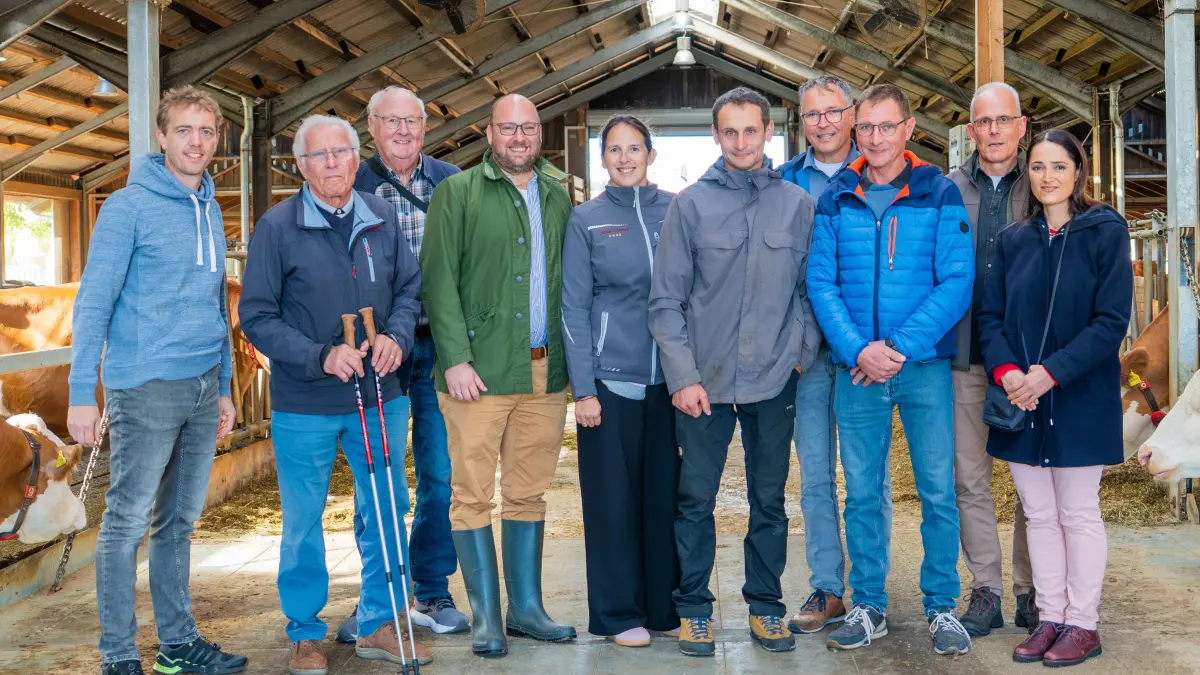 Zu sehen sind von links nach rechts: Jochen Seeger, Kurt Waidelich, Hans Doll, Carl Christian Hirsch MdL, Claudia Dürr, Dietrich Waidelich, Friedemann Waidelich, Jochen Waidelich, Michael Pfeifle, Engül Köhler