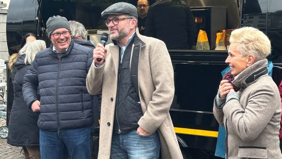 Stehen da beim Christbaumloben 2025 der Amtsvorgänger und sein Nachfolger nebeneinander? Bürgermeister Severin Graf (links), Niko Reith, der jetzt seine Kandidatur zum Ersten Beigeordneten bekanntgegeben hat, und City-Managerin Christine Haus