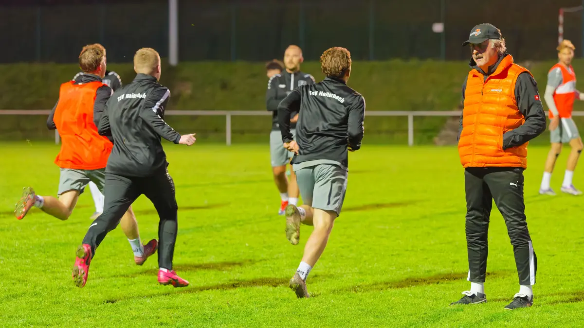 Peter Neururer leitet 90 Minuten lang das Training des TSV Haiterbach.
