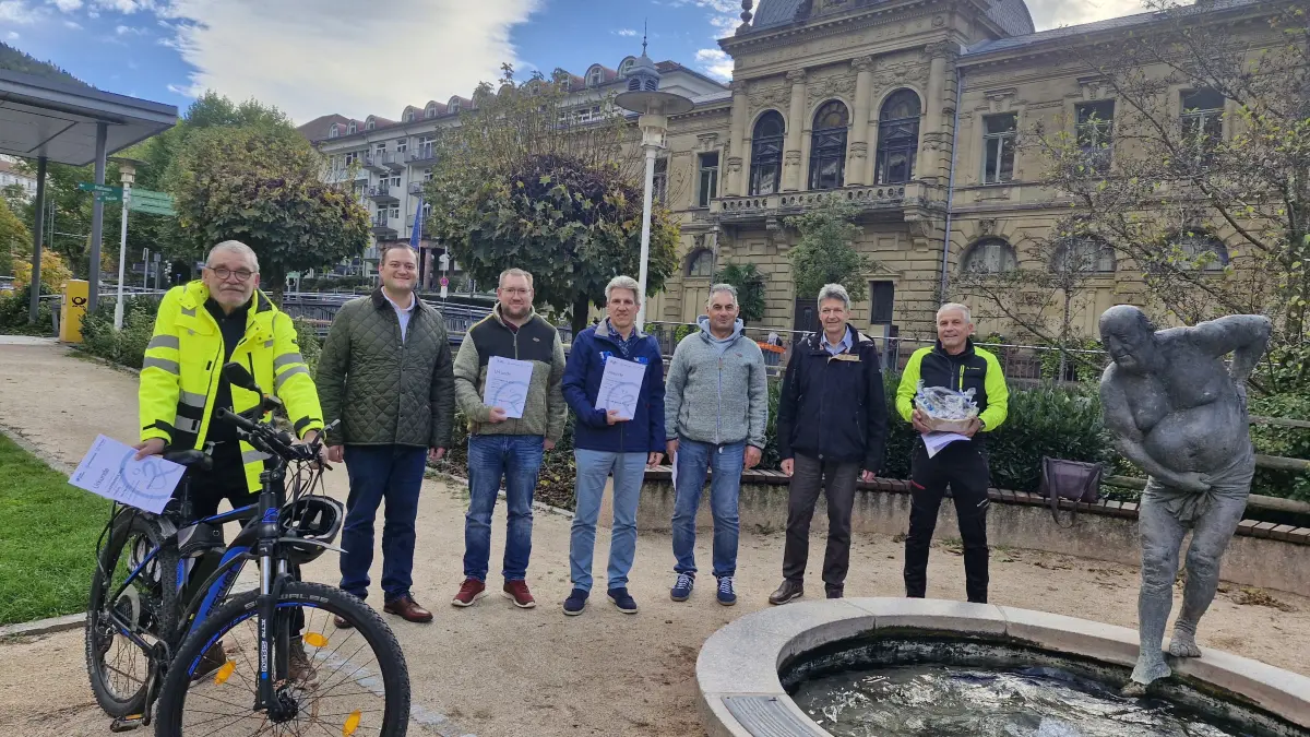 Bürgermeister Marco Gauger (zweiter von links) verleiht den „Stadtradel“ Gewinnern der Teamwertung und der Einzelwertung ihre Urkunden und Preise