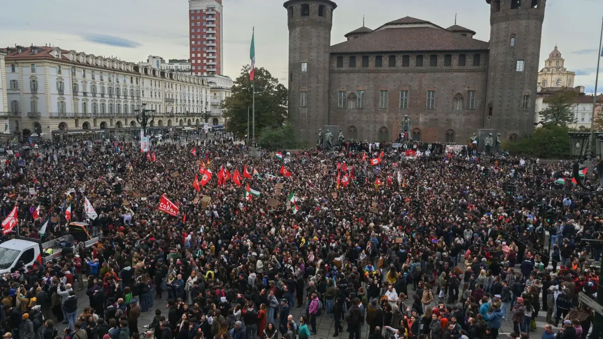 Proteste in Italien - Turin: 24.10.2026, Italien, Turin: Demonstranten versammeln sich auf der Piazza Castello. Foto: Daniele Solavaggione/undefined/LaPresse/AP/dpa - ACHTUNG: Nur zur redaktionellen Verwendung und nur mit vollständiger Nennung des vorstehenden Credits +++ dpa-Bildfunk +++
