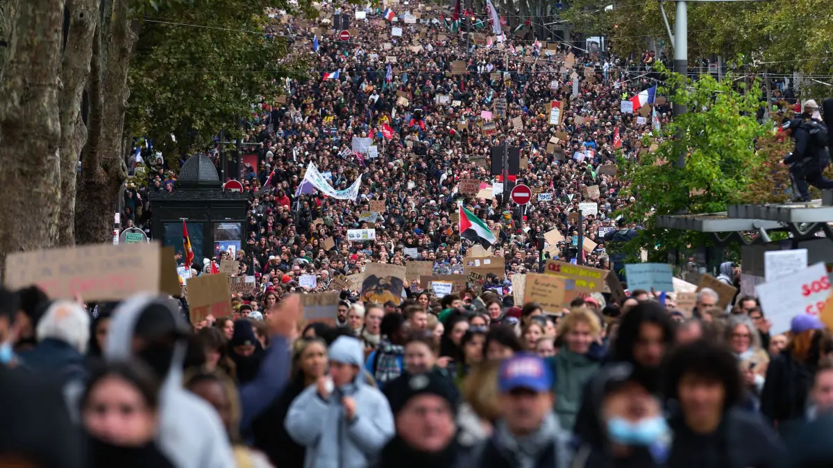 Proteste in Paris: Zahlreiche Demonstranten ziehen von der Porte d'Italie in Richtung Porte de Vincennes. (zu dpa: «Neue Proteste von Frankreichs Gelbwesten angekündigt»)