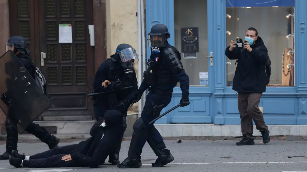 Proteste in Straßburg: 24.10.2026, Frankreich, Straßburg: Polizisten nehmen Demonstranten während einer Kundgebung gegen steigende Lebenshaltungskosten fest. Foto: Jean-Francois Badias/AP/dpa +++ dpa-Bildfunk +++