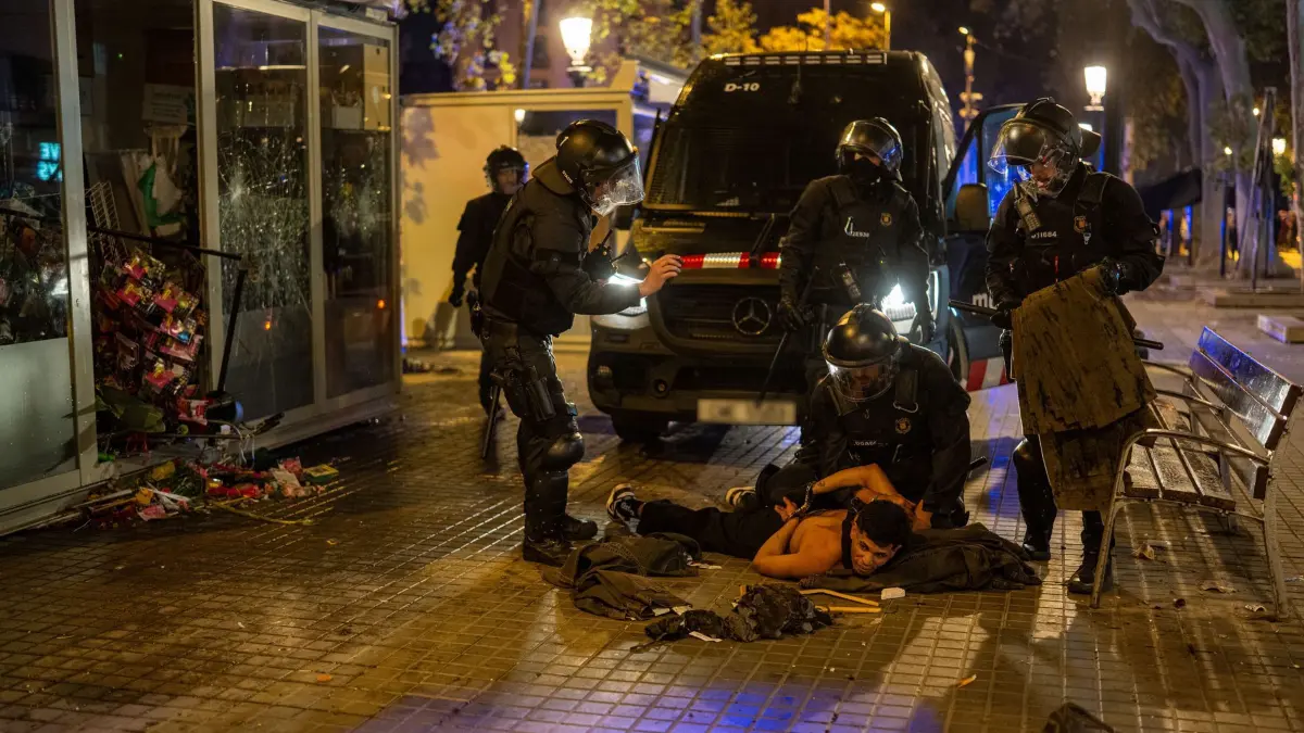 Proteste in Barcelona: 24.10.2026, Spanien, Barcelona: Eine Person wird im Rahmen von Ausschreitungen von der Polizei festgenommen. Foto: Lorena Sopêna/EUROPA PRESS/dpa +++ dpa-Bildfunk +++