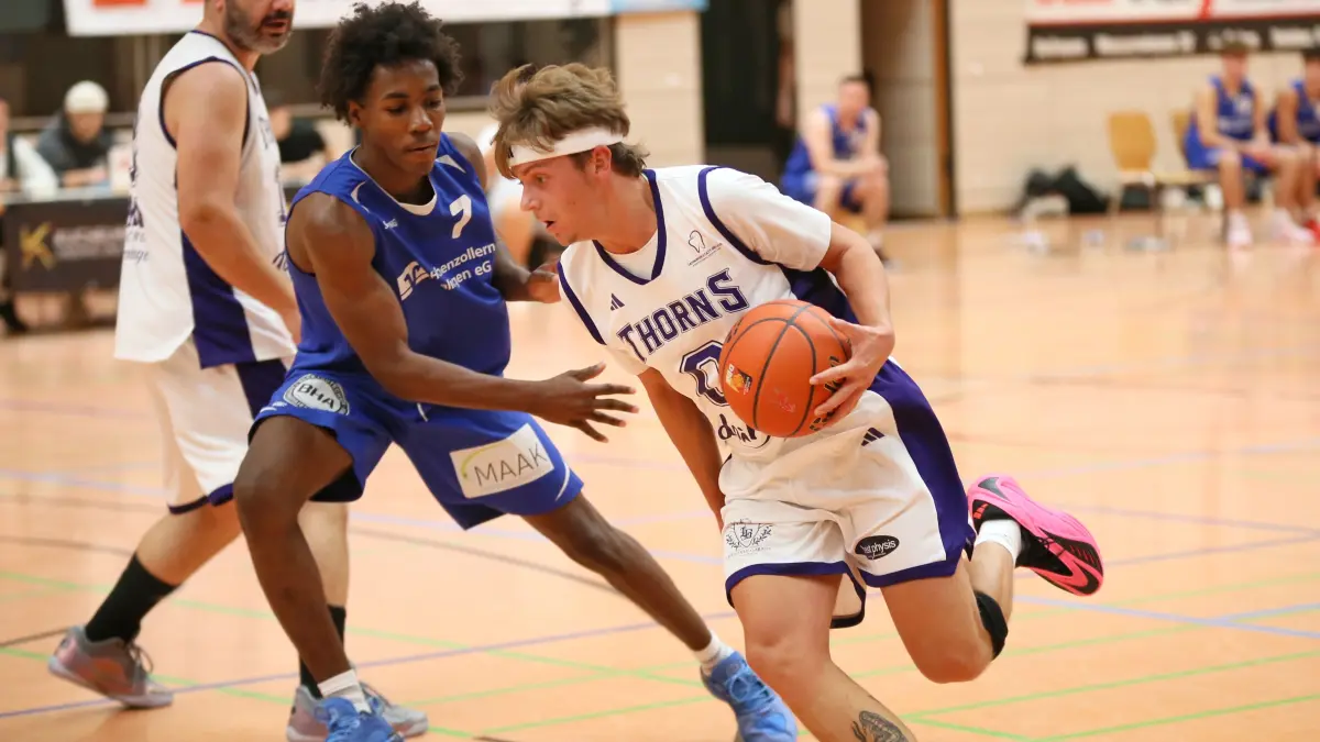 Thorns-Guard Max Habfast (rechts) und der Balinger Sandro Afonso lieferten sich im Derby ein packendes Duell.