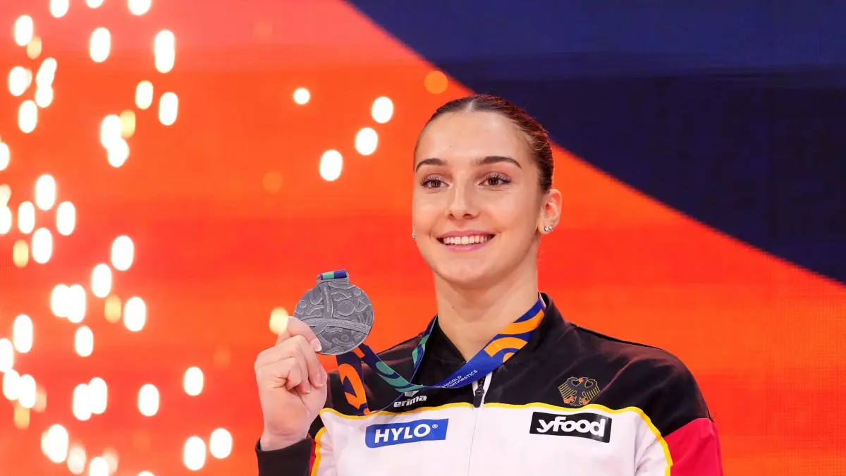 Turnen: Weltmeisterschaft: 24.10.2026, Niederlande, Rotterdam: Turnen: Weltmeisterschaft. Die Deutsche Helen Kevric posiert nach dem Gewinn der Silbermedaille am Stufenbarren. Foto: Francisco Seco/AP/dpa +++ dpa-Bildfunk +++