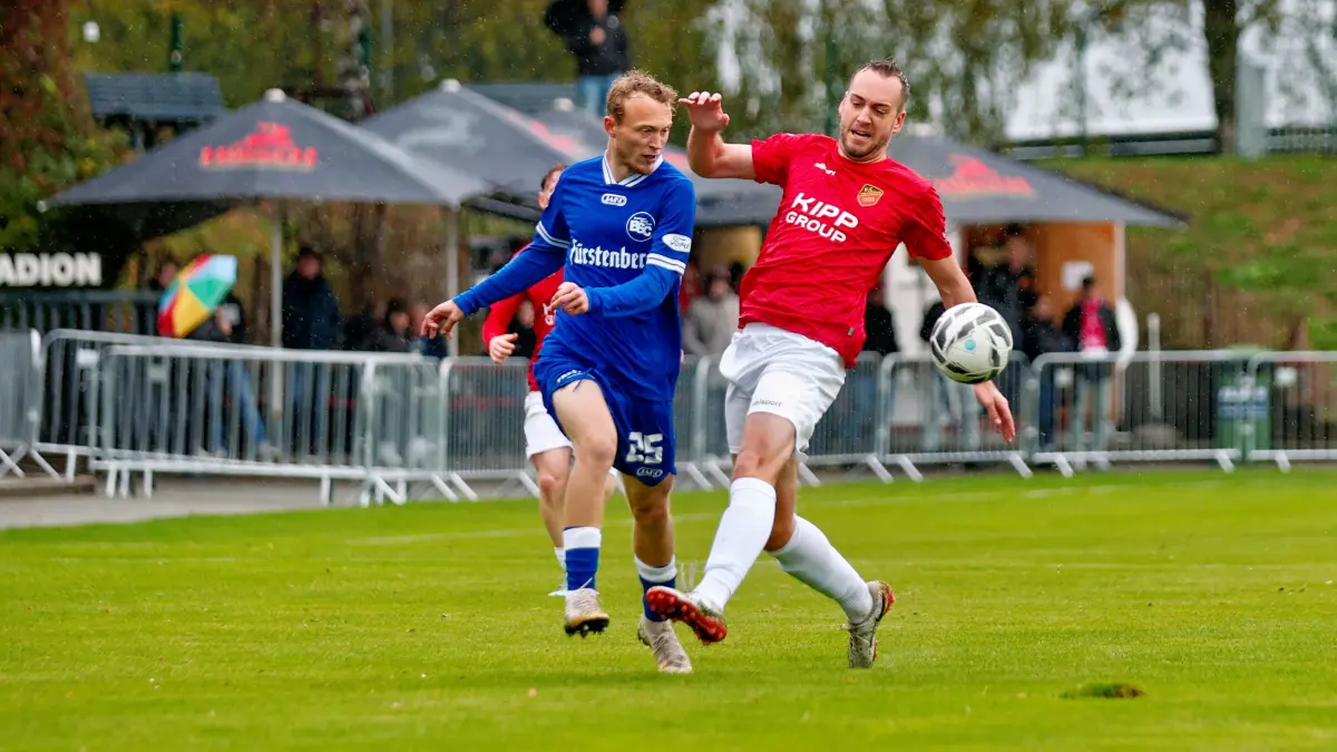 Carlos Antonio Konz (rechts, FC Holzhausen), hier im Spiel gegen den Bahlinger SC, traf gegen Singen doppelt – allerdings unterlief ihm auch ein Eigentor.