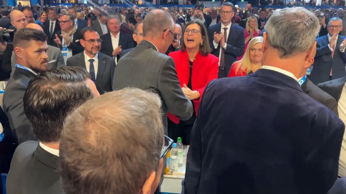 CSU-Parteitag: Ilse Aigner (CSU), Präsidentin des bayerischen Landtags, begrüßt Bundeskanzler Friedrich Merz (l)zum Abschluss des CSU-Parteitags. (zu dpa: «Die große Ilse-Aigner-Show»)
