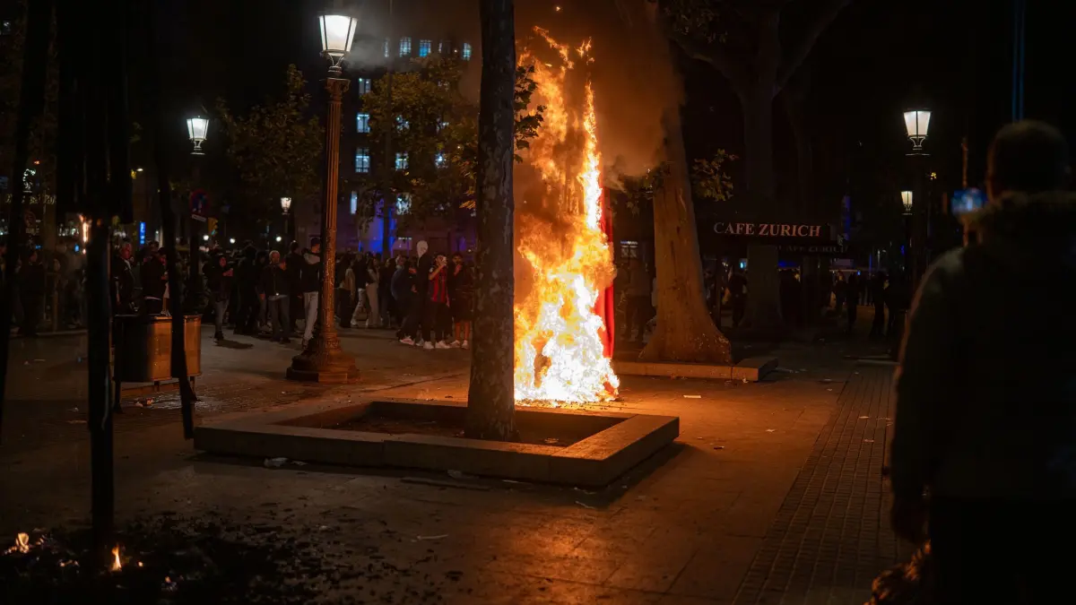 Proteste in Barcelona: Personen nehmen an Ausschreitungen teil. (zu dpa: «Randale bei Protesten in mehreren europäischen Ländern»)