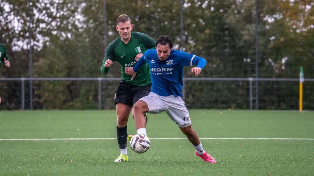 Oktay Yalcinkaya (rechts) im Zweikampf Duell gegen Anes Kljajic (links). Am Ende hieß es 2:2 zwischen dem SV Dotternhausen und dem FC 07 Albstadt