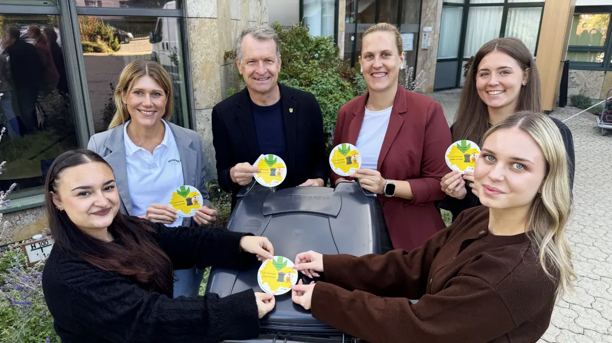 Gemeinsam für eine beschleunigte Müllabfuhr (von links): Auszubildende Noemi Schneider, Sabrina Bogenschütz vom Grosselfinger Entsorgungsunternehmen, Landrat Günther-Martin Pauli, Lisa Tillinger, Leiterin des Abfallwirtschaftsamts, sowie die Nachwuchskräfte Adelina Mullaliju und Nele Kiefel.