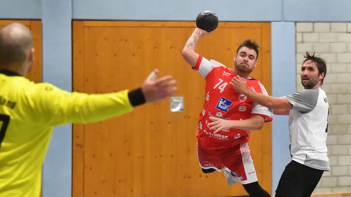 Luca Welle setzt für die HSG zum Wurf an.