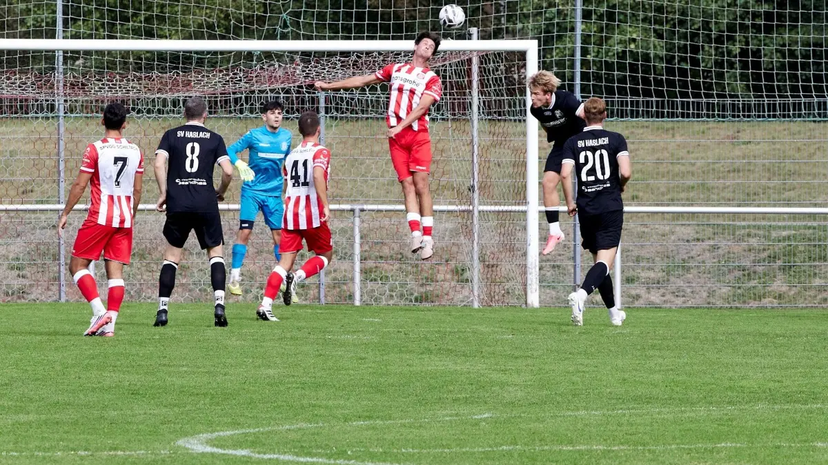 Die SpVgg Schiltach (rot-weiße Spielkleidung) streckte sich vergeblich und kassierte eine herbe Heimklatsche