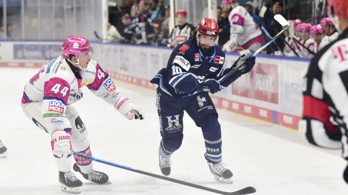 SERC Schwenninger Wild Wings (blau) - Berlin (weiss-pink), v.l. 44 BER Brandon Davidson + Mirko Hoefflin (10) Sturm SERC Wild Wings