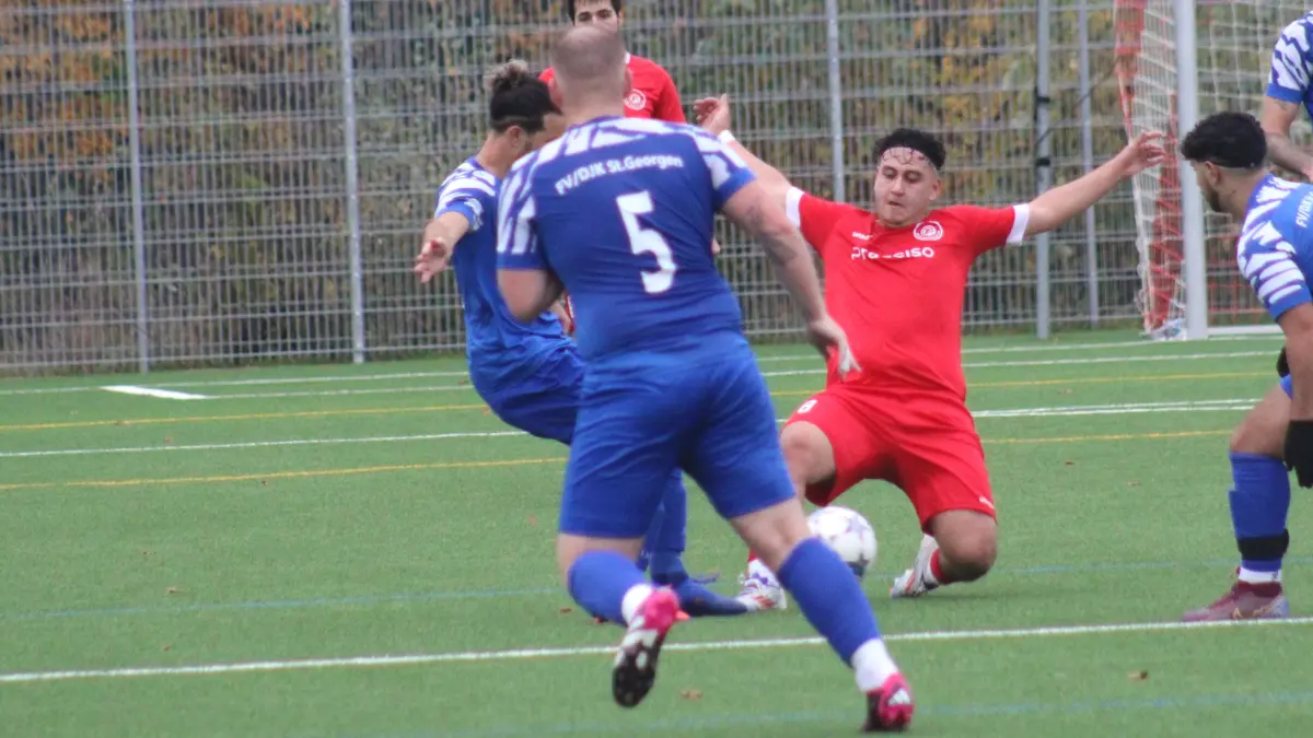 Danny Maier (5, St. Georgen) und Huseyin Taskiran (rotes Trikot, Bad Dürrheim) trafen jeweils für ihr Team.