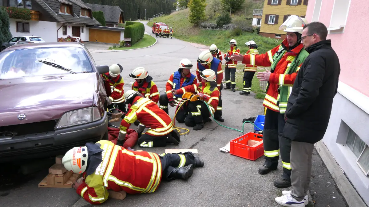 Technische Hilfeleistung bei einem Verkehrsunfall mit eingeklemmten Personen bildeten den Hauptteil der Uracher Herbstprobe. Rechts im Bild Teilortskommandant Stefan Demattio im Gespräch mit Bürgermeister Heiko Wehrle.