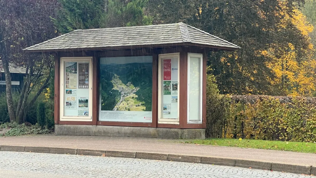 Die alte Bushaltestelle in Obertal soll durch einen modernen Infopoint aufgewertet werden.