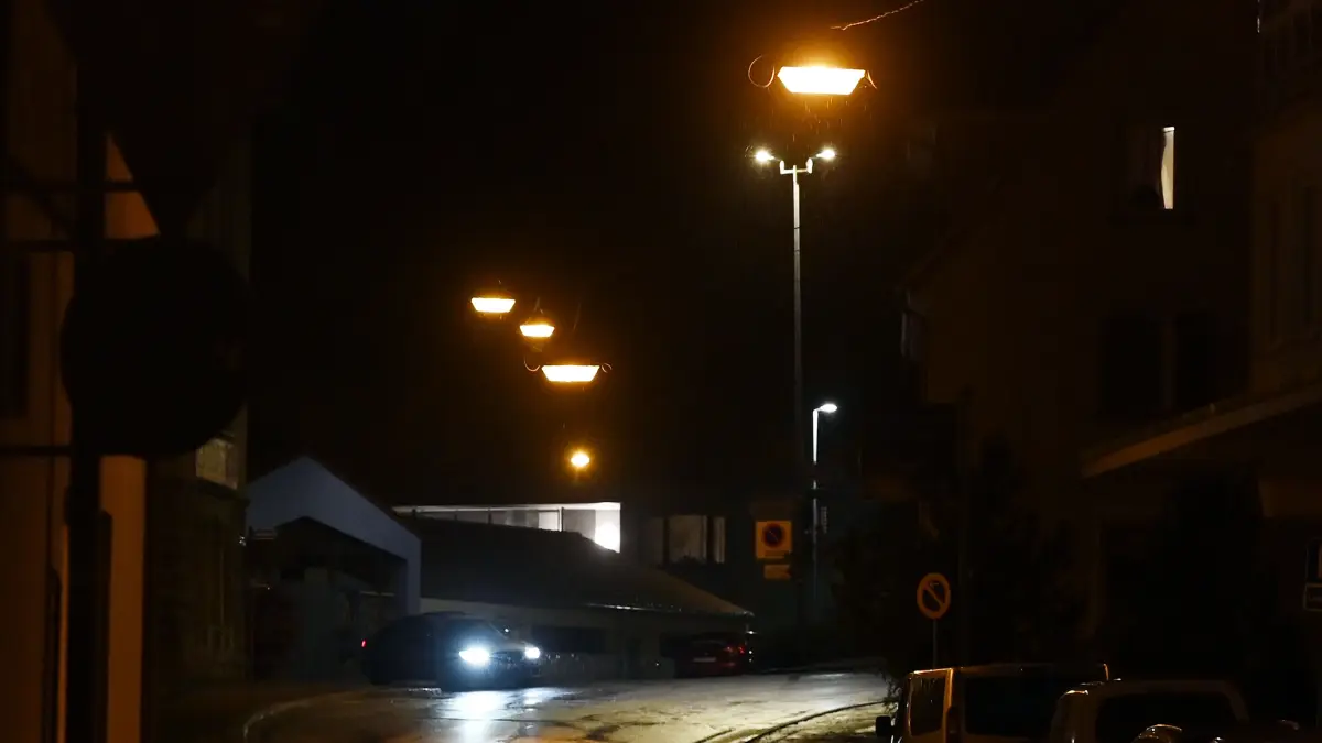In Oberndorf – hier die nächtliche Lindenstraße – macht man sich Gedanken über die Straßenbeleuchtung. Eine Umstellung könnte erhebliche Energieeinsparungen bringen.