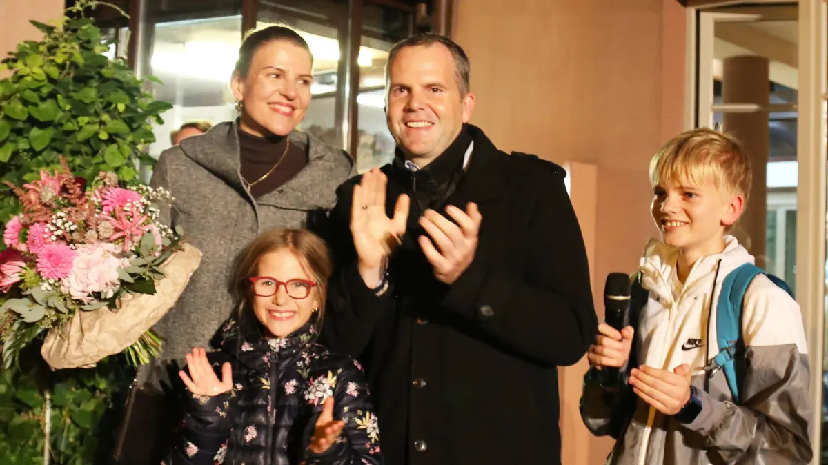 Alexander Ruchti, hier mit seiner Frau Yvonne und seinen Kindern Fabian und Sarah, feiert seinen Wahlsieg.