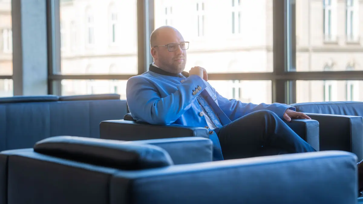 Carl Christian Hirsch hat die Positionierung Baden-Württembergs zum Länderfinanzausgleich angestoßen. Während im Landkreis Calw vielerorts Gebühren für die Kinderbetreuung gestiegen sind, wurden kostenfreie Kitaplätze in Berlin bislang im Rahmen der bundesstaatlichen Solidarität toleriert. Hirsch sieht darin Grenzen der Solidarität – insbesondere, wenn verfassungswidrige Zwecke wie großflächige Wohnungsenteignungen finanziert werden sollen.
