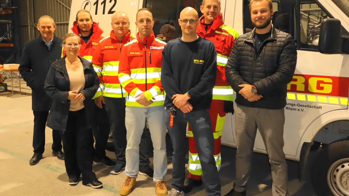 Das DLRG Weil am Rhein hat Grund zur Freude, denn es hat nun eine angemessene Unterkunft (von links): Andreas Rühle (Gemeinderat), Stefan Matt (Einsatzleiter Wasserrettung), Oberbürgermeisterin Diana Stöcker, Julian Krause (stellvertretender Einsatzleiter) , Nicola Kaiser (Vorsitzender), Harald Sennekamp (stellvertretender Einsatzleiter), Martin Pernak (zweiter Vorsitzender), Peter Herzog (Bauleitung, Aus- und Umbau, Architekt)