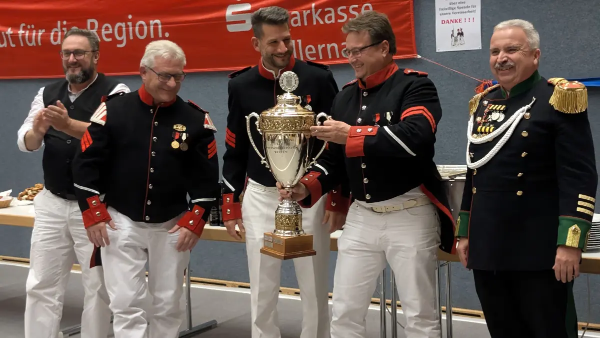 Große Freude bei den Teilnehmern des Teams "Bürgergarde Hechingen 2", denn sie haben den Wanderpokal des Hohenzollern-Triathlons passend zum Jubiläum mit der höchsten Punktzahl einmal mehr nach Hechingen holen können.