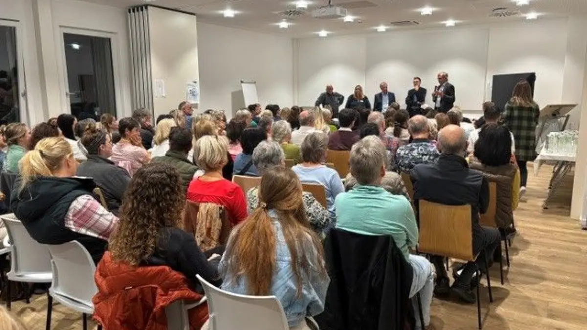 Referentin und Referenten bei der abschließenden Diskussionsrunde.