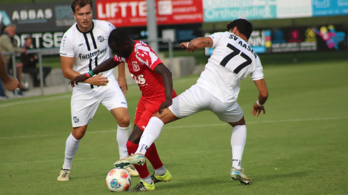 Tim Stolz (links) und Tevfik Ceylan (77) verloren mit dem SV Aasen trotz 2:1-Pausenführung am Ende gegen Alieu Sarr und den FC Königsfeld mit 2:5.