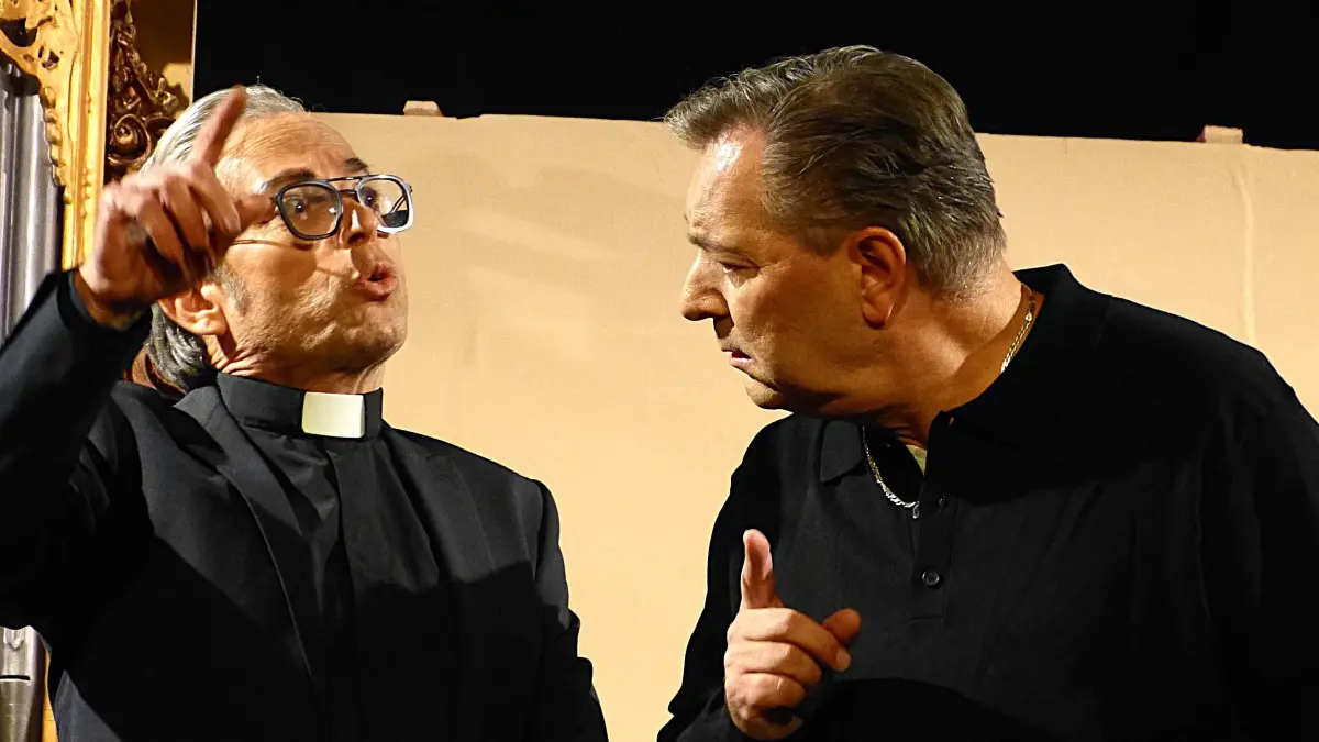 „Dort geht es zu Ihrem Quartier“ erklärt Pfarrer Dr. Walter Behringer (Giuseppe Russo, links) dem neuen Küster Egidius Lichtenberg (Martin Schade)
