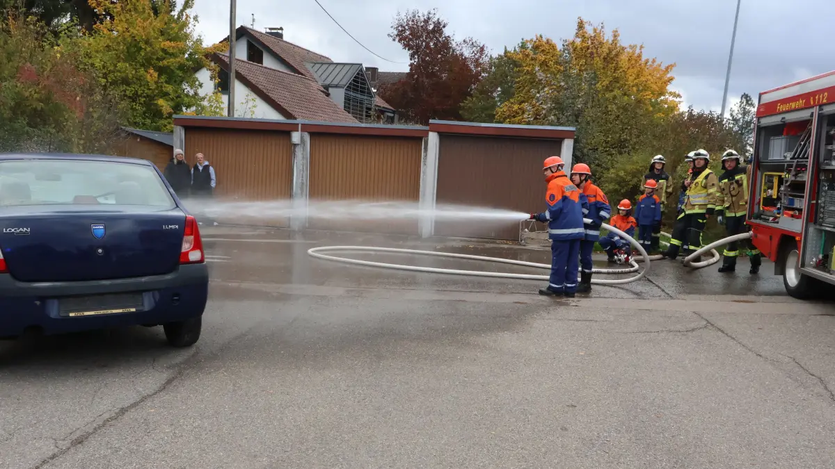 Die hinzugerufene Jugendwehr aus Königsfeld bei der Bekämpfung des Motorbrandes