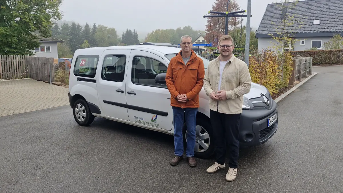 Oliver Frank (von links) und Johannes Schaible freuen sich über die starke Frequentierung des Oberreichenbacher Bürgerautos.