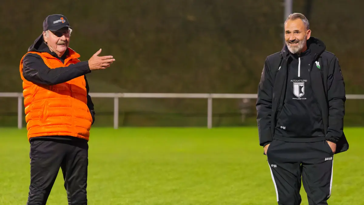 Chefcoach Petar Mijatovic (rechts) war am Donnerstag nur Co-Trainer, als Bundesliga-Kulttrainer Peter Neururer das Training des TSV Haiterbach leitete. Der sprach eine Prämie aus, sollte gegen den VfL Stammheim mindestens ein Punkt geholt werden - und das gelang.