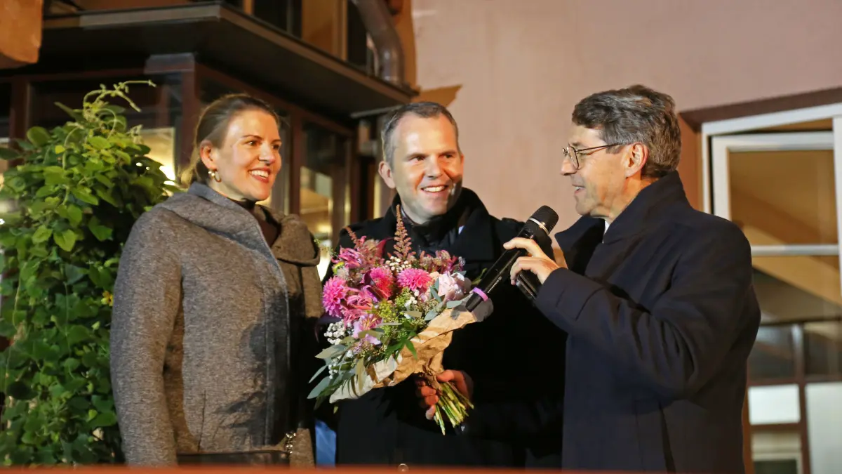 Ettenheims scheidender Bürgermeister Bruno Metz (rechts) gratuliert seinem Nachfolger Alexander Ruchti und dessen Frau Yvonne.