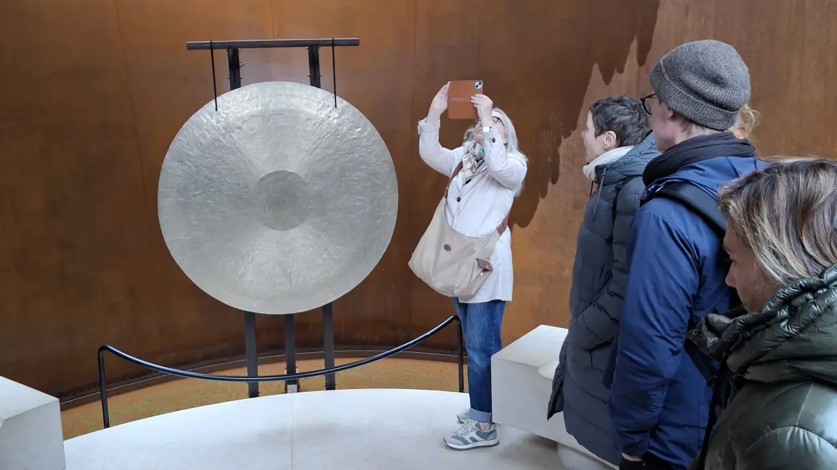 Bei der Führung ging es auch in den Kontemplationsraum – dort ist der große Gong aufgestellt.