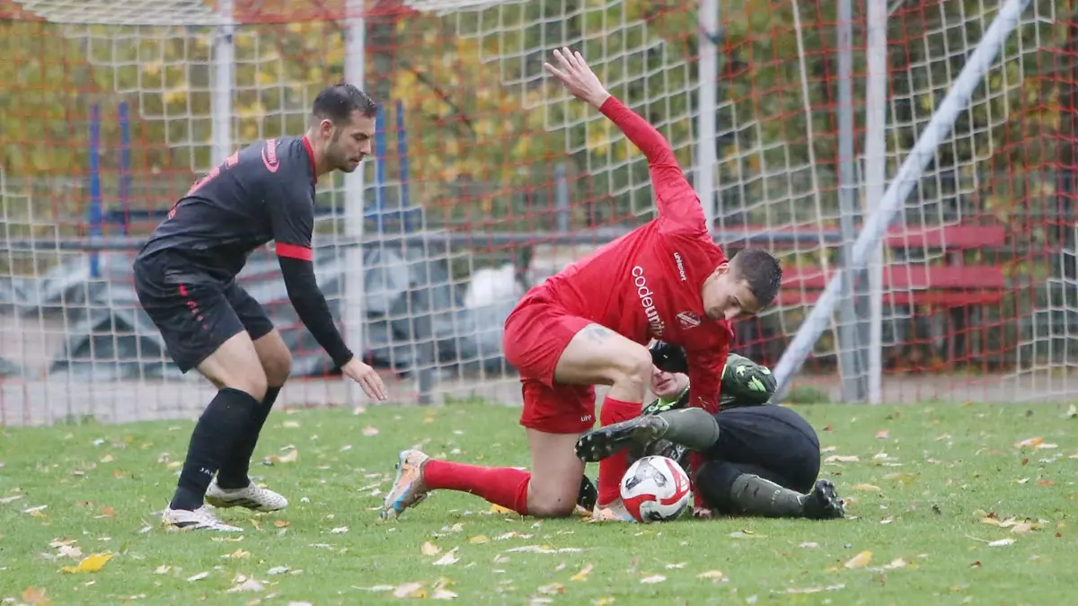 Wichtige Punkte sicherte sich der SV Wittendorf (rote Trikots) gegen den SV Schönbronn.