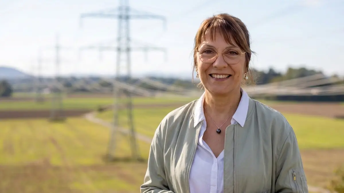Tanja Ulmer, Projektsprecherin bei der TransnetBW vor einer der Leitungen, die im Großprojekt erneuert werden.