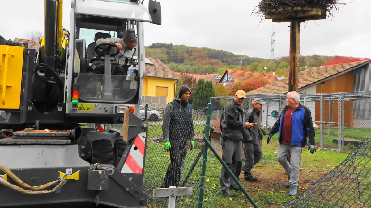 Bei der Dorfaktion in Holzen wurde auch der Zaun des Storchengeheges repariert.