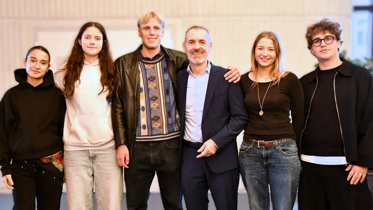 Oberbürgermeister Jörg Lutz (Mitte) mit den neu gewählten Mitgliedern Rodja Lorin Asila, Estelle Rasch und Arthur Lenz (von links) und den scheidenden Jugendratmitglieder Valerie Schulze und Benedikt Baum (rechts)