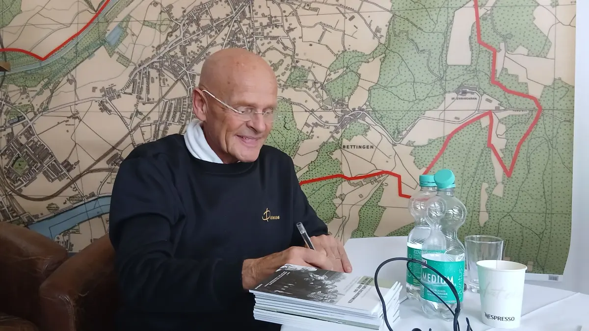 Johannes Czwalina beim Signieren. Er wünscht sich, dass die von ihm ins Leben gerufene Gedenkstätte in Riehen auch in Zukunft bestehen bleiben kann.