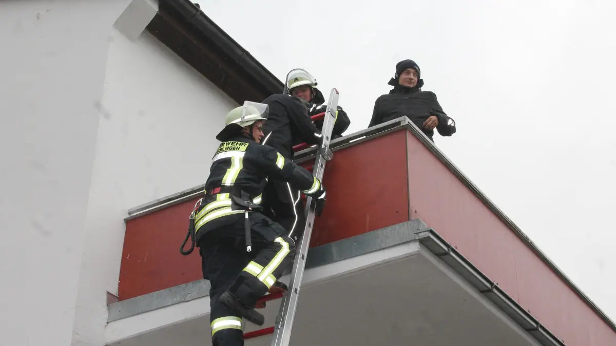 Menschenrettung mit der Steckleitung über den Balkon: Übungsteil der Herbsthauptprobe.