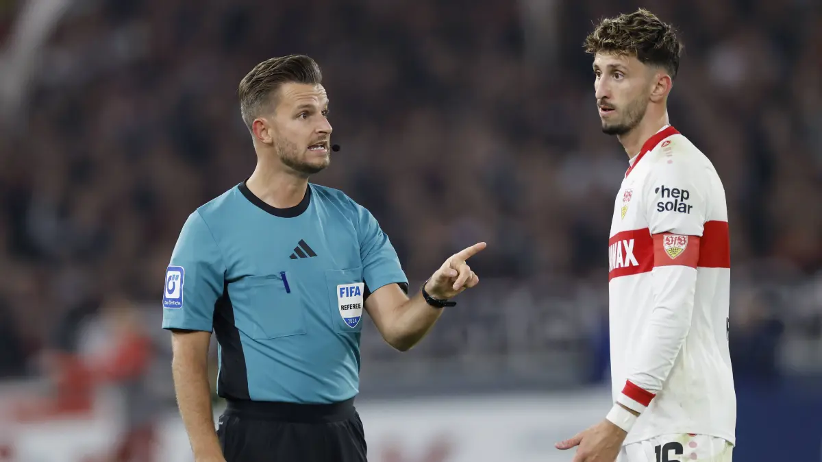 Schiedsrichter Daniel Schlager und VfB-Kapitän Atakan Karazor im Zweitrunden-Spiel des VfB gegen den 1. FC Kaiserslautern im Oktober 2024
