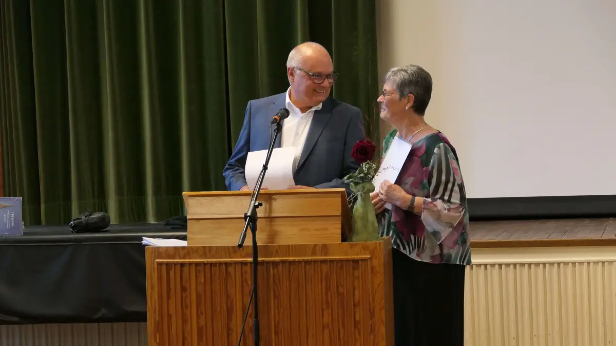 Bürgermeister Michael Rieger gratuliert zum Jubiläum. Vereinsvorsitzende Veronika Rapp nimmt die Glückwünsche stellvertretend entgegen.