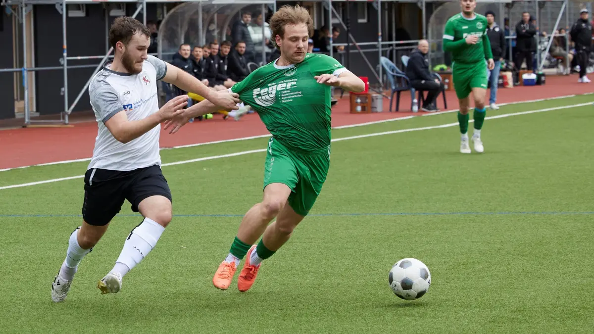 Toni Harter (weißes Trikot) traf beim überlegenen 8:1-Sieg des SV Oberwolfach II doppelt.