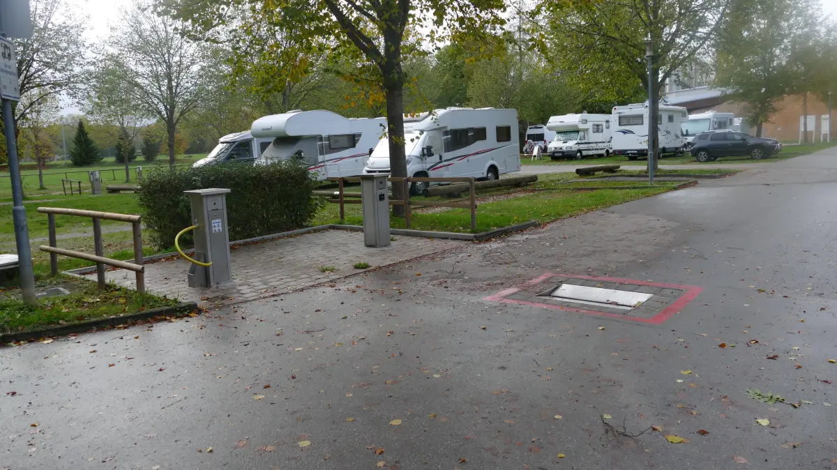 Der Gemeinderat Hüfingen optimiert den Wohnmobilstellplatz kontinuierlich. Links ist die 2025 erneuerte Entsorgungsstation zu sehen, deren Nutzung in der Tagesspauschale inbegriffen ist.