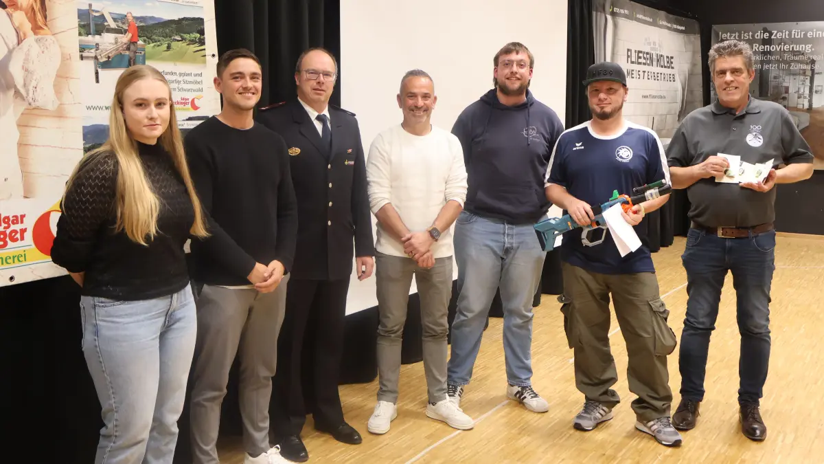 v.l. : Jasmin Burgbacher, Enrico Seckinger, Uwe Kammerer, Uwe Gönner, Lennart Weißer, Kai Weißer von der Vereinsgemeinschaft Sie übergaben an Martin Burgbacher ganz rechts einen professionellen Schießtrainer